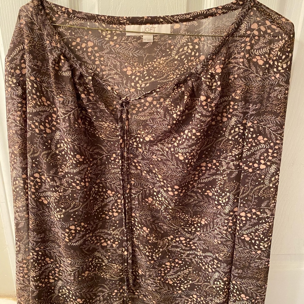 Light, flower beautiful shirt detailed w/ flowers!